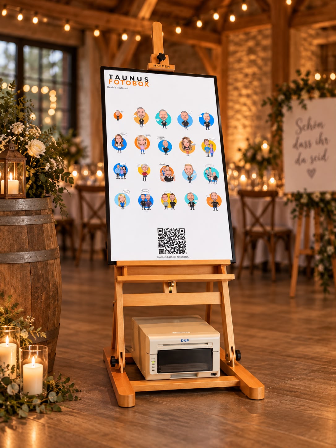 SmileSketch KI-Gästebuch: Wall auf Staffelei mit Taunus-Fotobox-Branding, Karikaturen und Fotodrucker