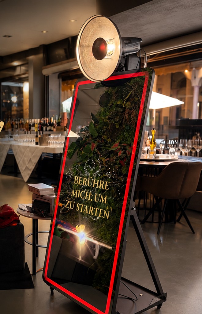 Wunderspiegel - Groß mit LED-Rahmen auf Event